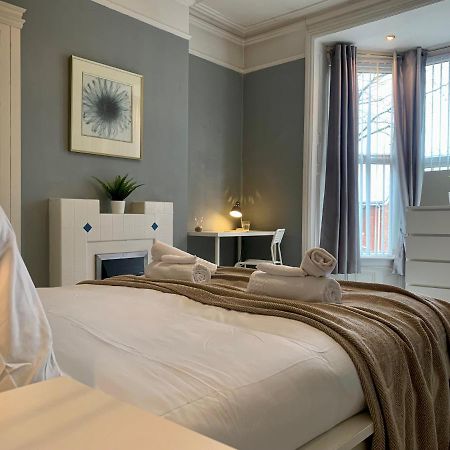 Somerford Place - 6 Beds - Sleeps 12 - Parks 2-3 Cars/Vans Willenhall Extérieur photo