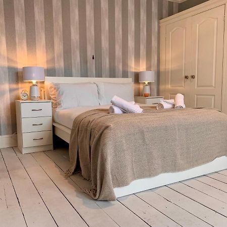 Somerford Place - 6 Beds - Sleeps 12 - Parks 2-3 Cars/Vans Willenhall Extérieur photo