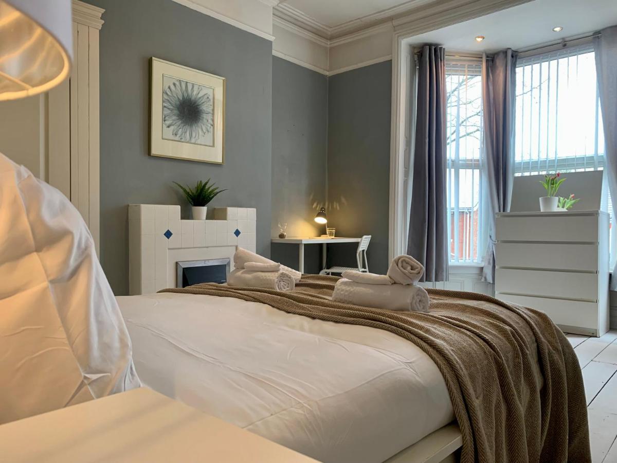Somerford Place - 6 Beds - Sleeps 12 - Parks 2-3 Cars/Vans Willenhall Extérieur photo