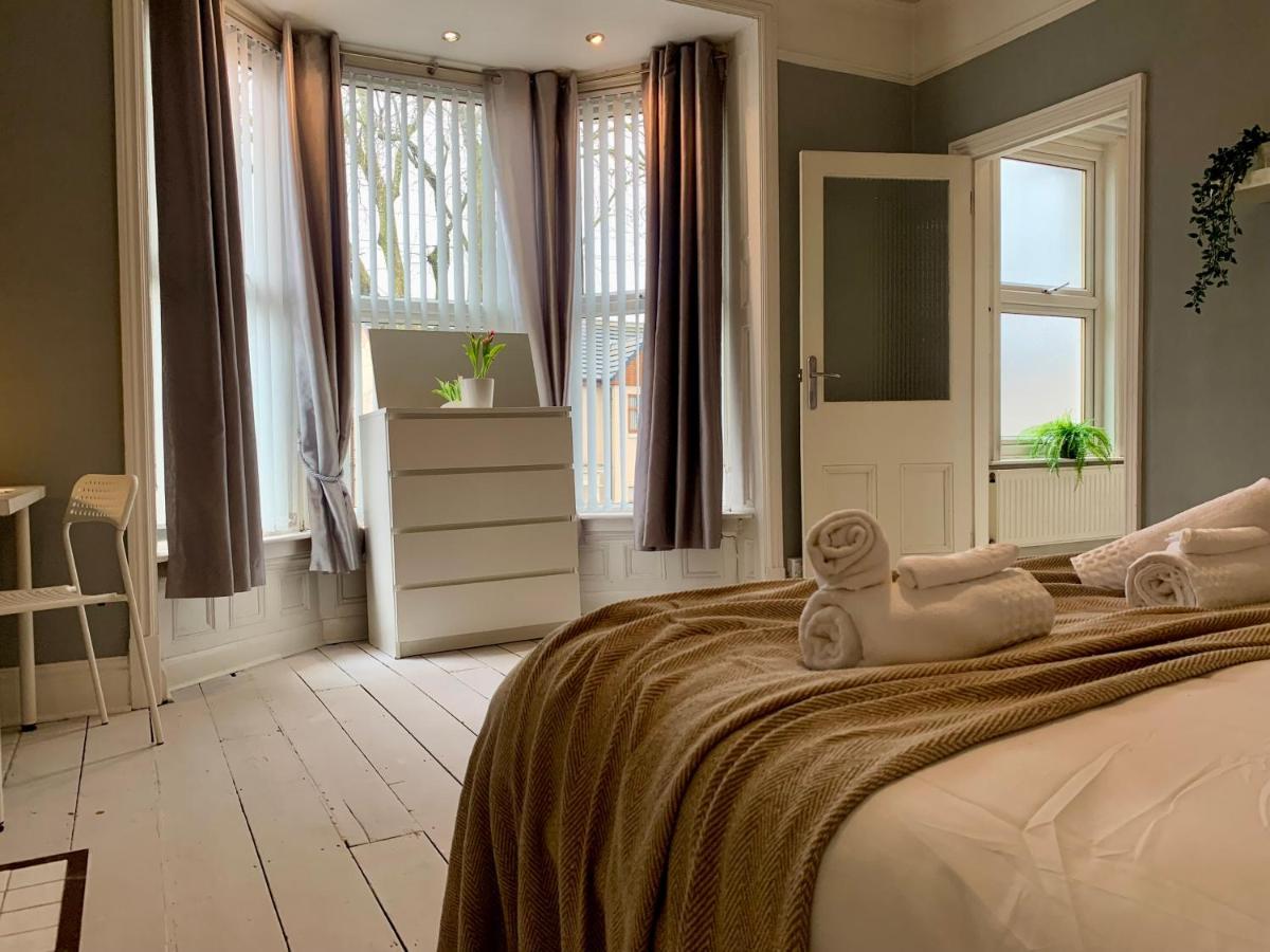 Somerford Place - 6 Beds - Sleeps 12 - Parks 2-3 Cars/Vans Willenhall Extérieur photo