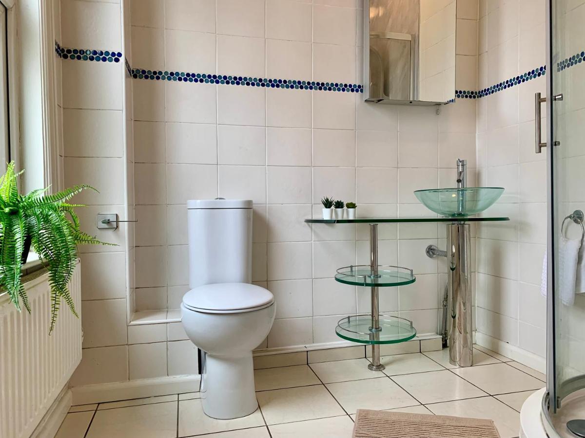 Somerford Place - 6 Beds - Sleeps 12 - Parks 2-3 Cars/Vans Willenhall Extérieur photo