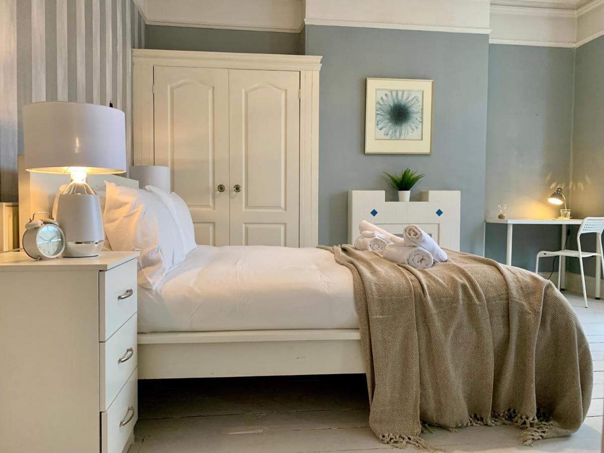 Somerford Place - 6 Beds - Sleeps 12 - Parks 2-3 Cars/Vans Willenhall Extérieur photo