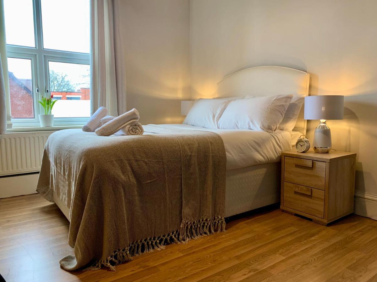 Somerford Place - 6 Beds - Sleeps 12 - Parks 2-3 Cars/Vans Willenhall Extérieur photo