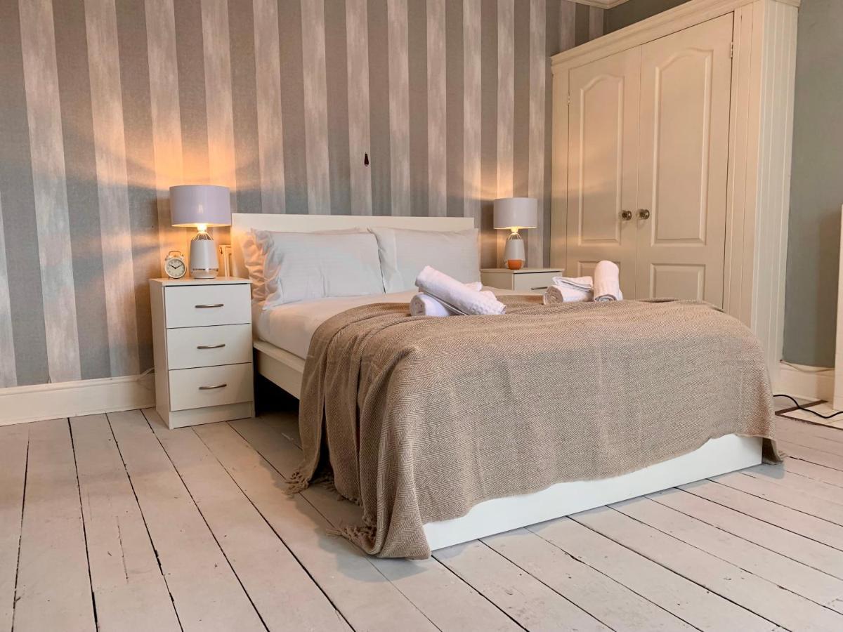 Somerford Place - 6 Beds - Sleeps 12 - Parks 2-3 Cars/Vans Willenhall Extérieur photo