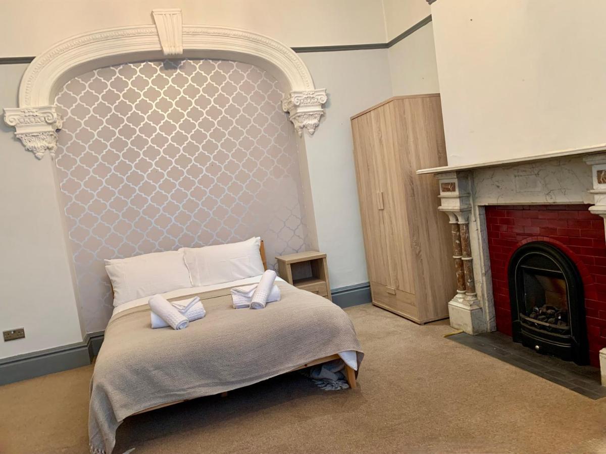 Somerford Place - 6 Beds - Sleeps 12 - Parks 2-3 Cars/Vans Willenhall Extérieur photo