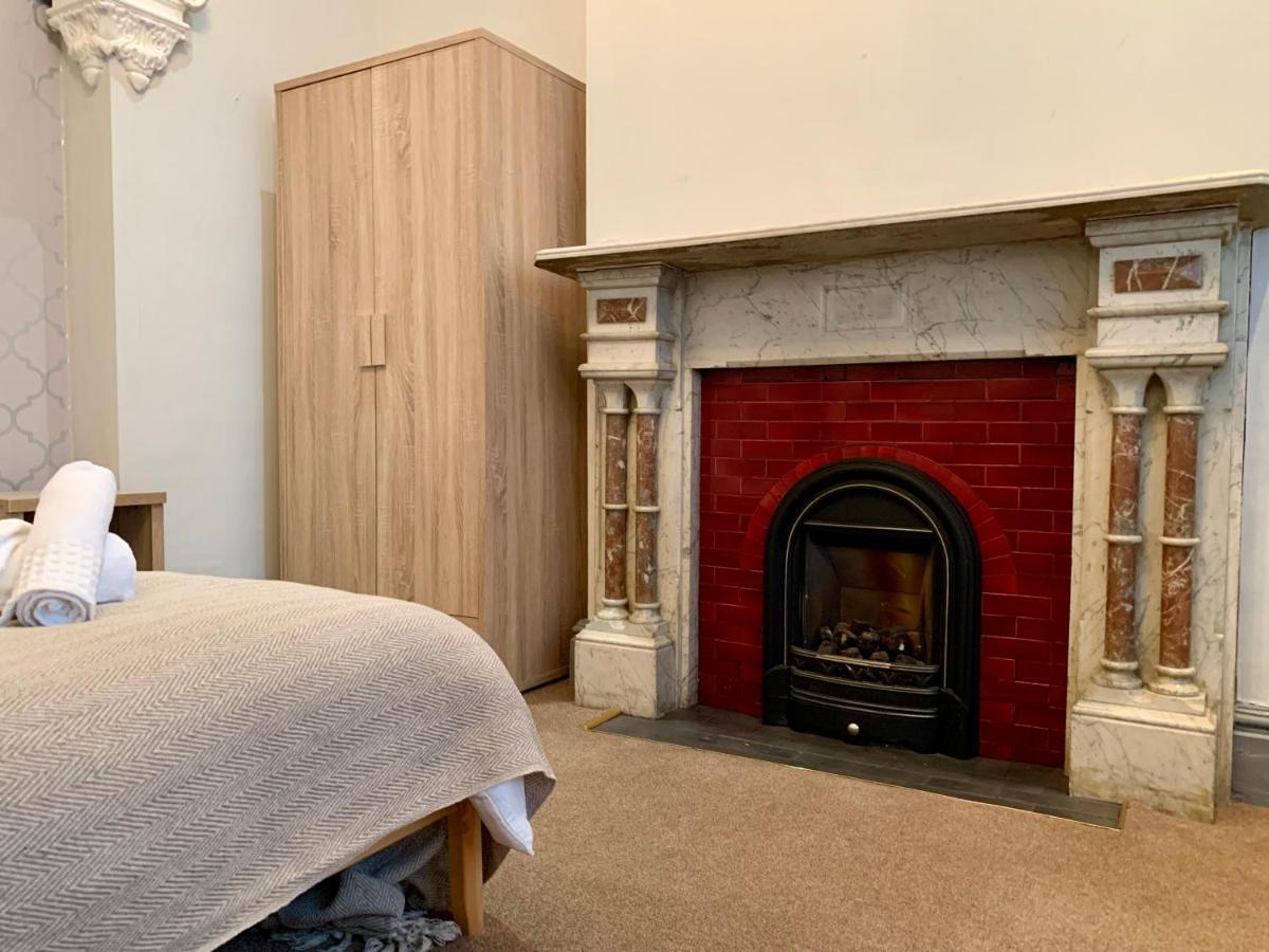Somerford Place - 6 Beds - Sleeps 12 - Parks 2-3 Cars/Vans Willenhall Extérieur photo