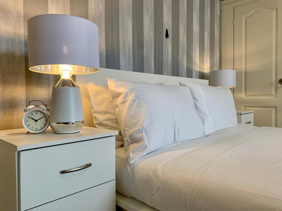 Somerford Place - 6 Beds - Sleeps 12 - Parks 2-3 Cars/Vans Willenhall Extérieur photo