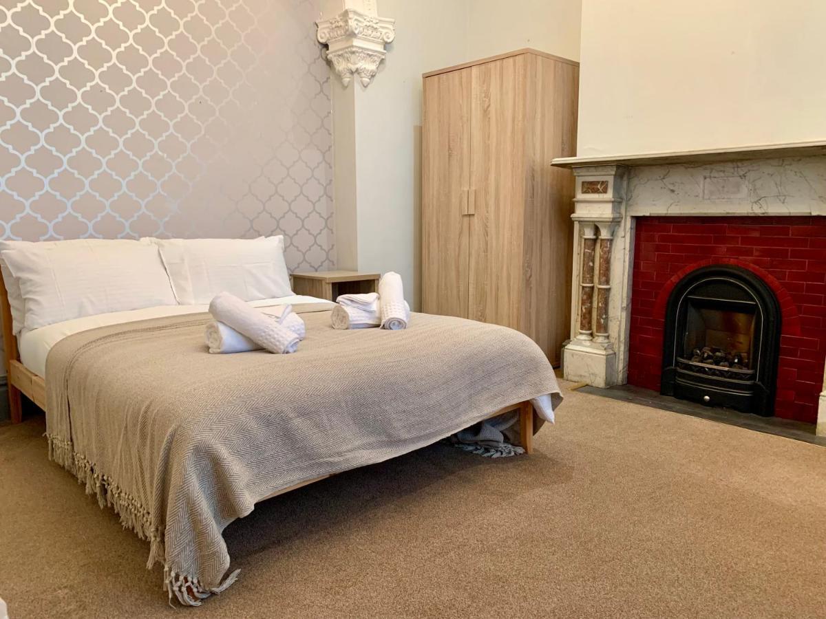 Somerford Place - 6 Beds - Sleeps 12 - Parks 2-3 Cars/Vans Willenhall Extérieur photo