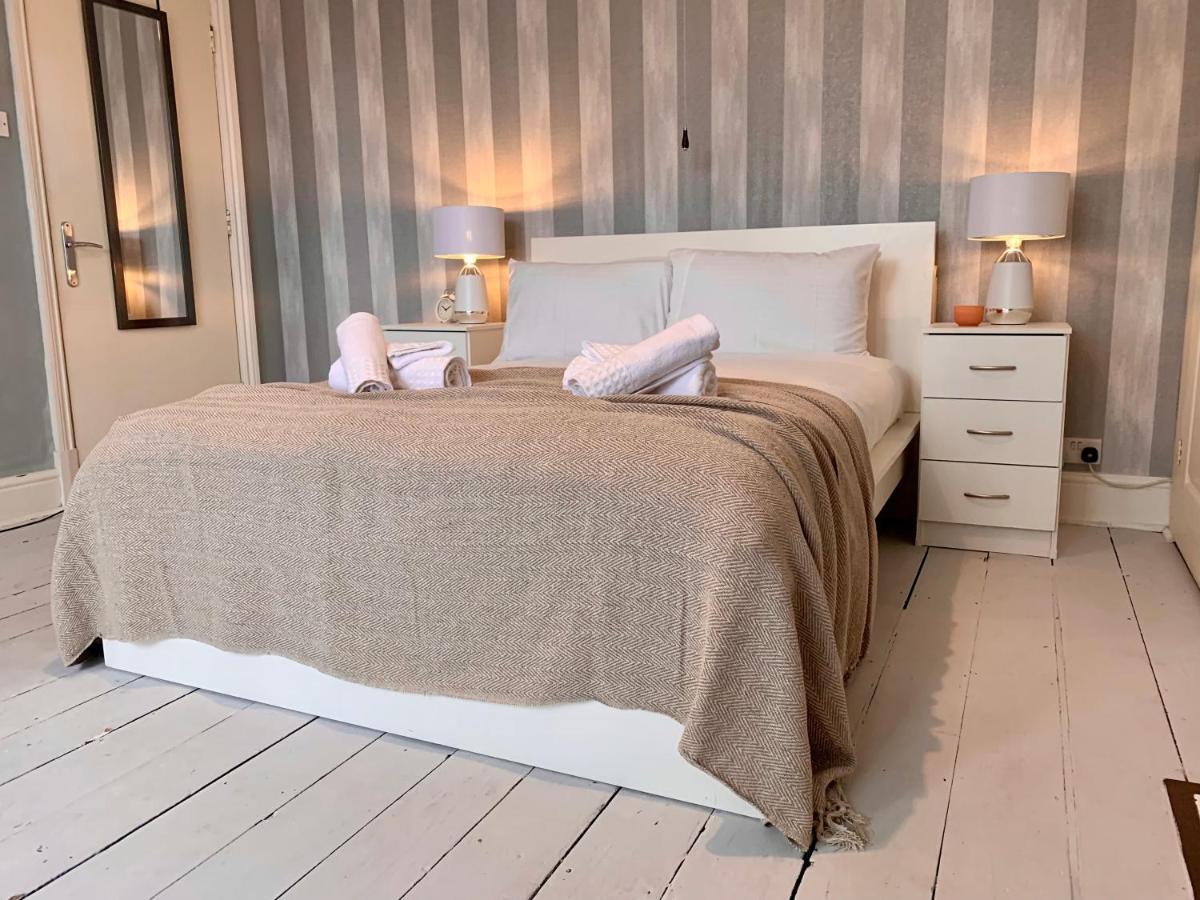 Somerford Place - 6 Beds - Sleeps 12 - Parks 2-3 Cars/Vans Willenhall Extérieur photo