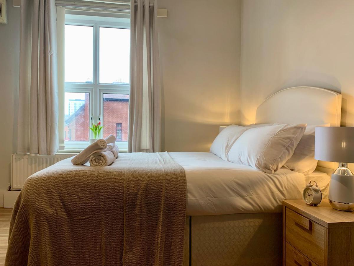 Somerford Place - 6 Beds - Sleeps 12 - Parks 2-3 Cars/Vans Willenhall Extérieur photo