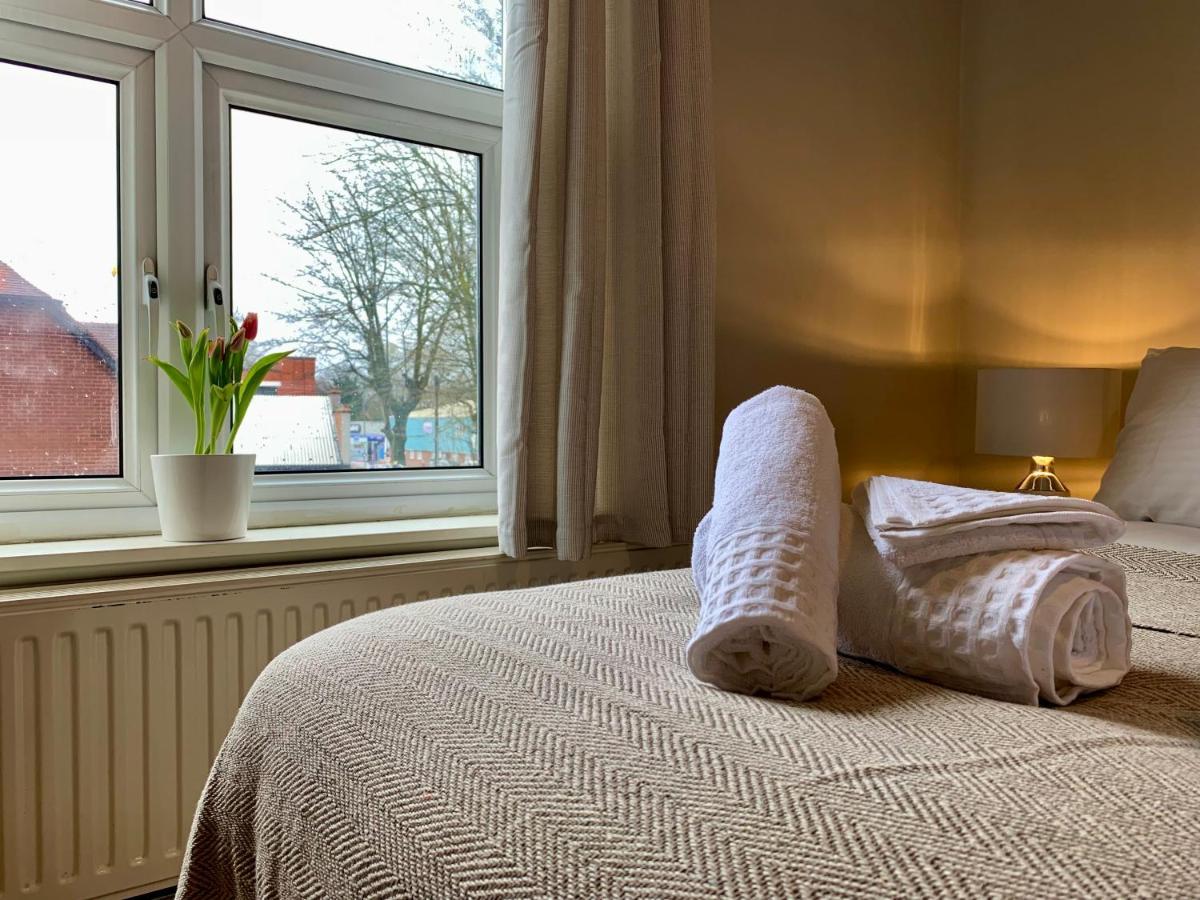 Somerford Place - 6 Beds - Sleeps 12 - Parks 2-3 Cars/Vans Willenhall Extérieur photo