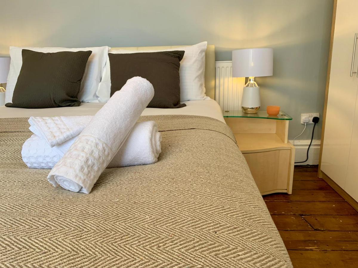Somerford Place - 6 Beds - Sleeps 12 - Parks 2-3 Cars/Vans Willenhall Extérieur photo