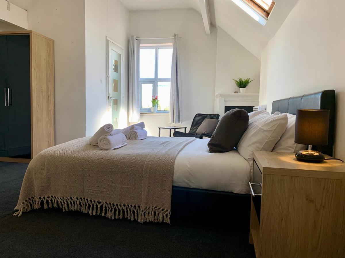 Somerford Place - 6 Beds - Sleeps 12 - Parks 2-3 Cars/Vans Willenhall Extérieur photo