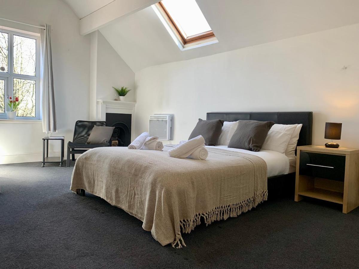 Somerford Place - 6 Beds - Sleeps 12 - Parks 2-3 Cars/Vans Willenhall Extérieur photo