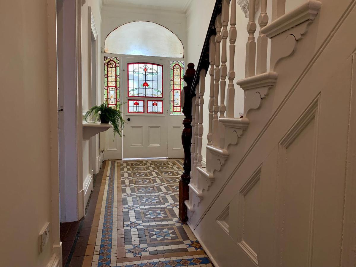Somerford Place - 6 Beds - Sleeps 12 - Parks 2-3 Cars/Vans Willenhall Extérieur photo