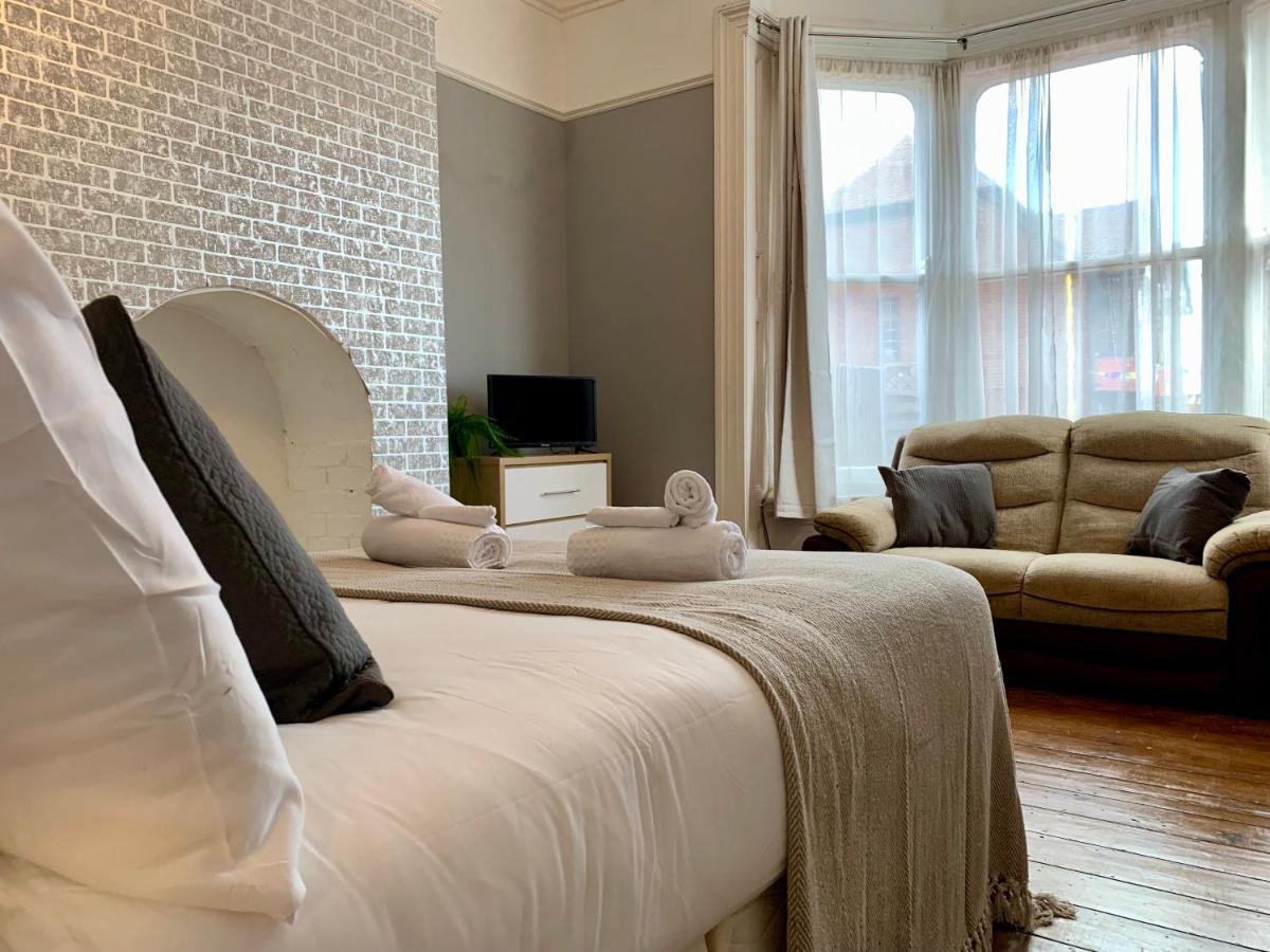 Somerford Place - 6 Beds - Sleeps 12 - Parks 2-3 Cars/Vans Willenhall Extérieur photo